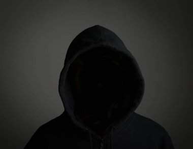 Genç hacker yüzü siyah arka plan üzerine.