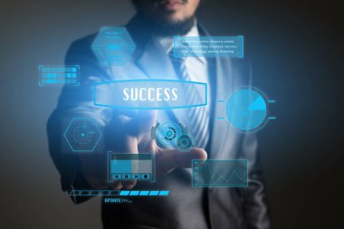 Başarı kelime ile sanal bir ekranda dokunmadan iş adamı. Busi