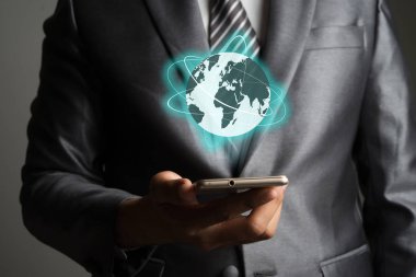 İşadamı smartphone ve küresel ağ üzerinde ekran interfa