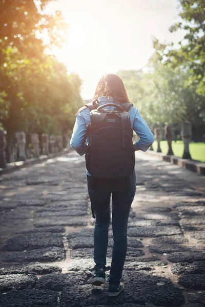 Genç çekici kadın turist geliyor sırt çantası ile arkadan görünüş — Stok fotoğraf
