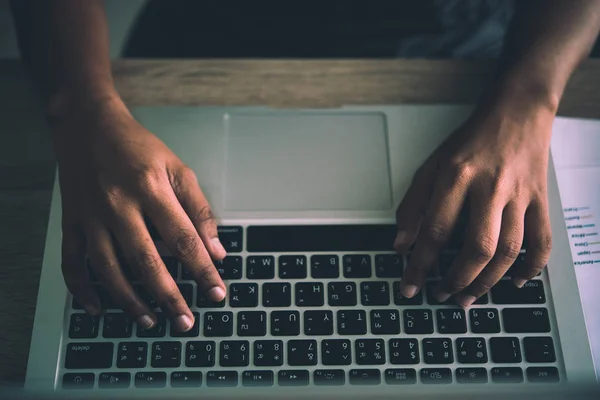 Close Up van een zakenvrouw handen te typen op een laptop. — Stockfoto