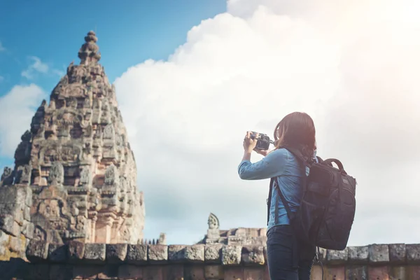 Jeune femme attrayant photographe touriste avec sac à dos à venir — Photo