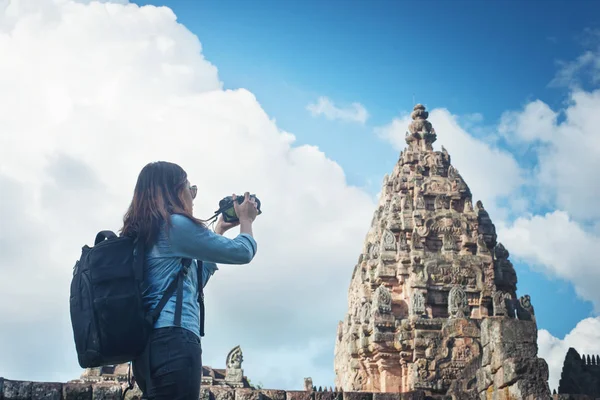 Junge attraktive Fotografin Touristin mit Rucksack kommt — Stockfoto