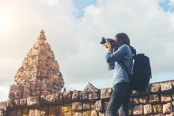 Jeune femme attrayant photographe touriste avec sac à dos à venir — Photo