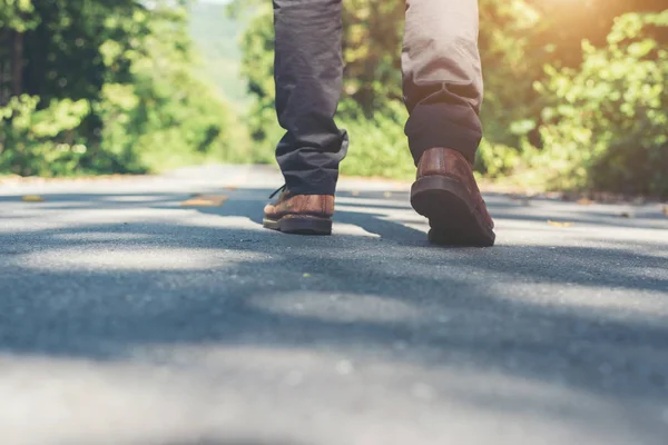Man voeten lopen op de landelijke weg op vakantie. Vakantie-toerisme — Stockfoto