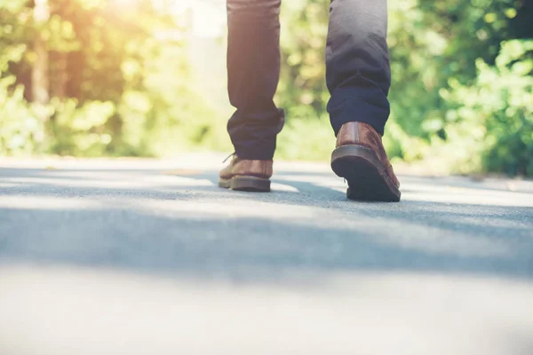 Man voeten lopen op de landelijke weg op vakantie. Vakantie-toerisme — Stockfoto