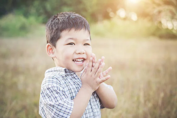 Feliz menino asiático brincando ao ar livre. Aproveita a vida. Bonito asiático — Fotografia de Stock