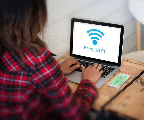 Icono Wifi en la pantalla del ordenador portátil, Conexión de red . — Foto de Stock