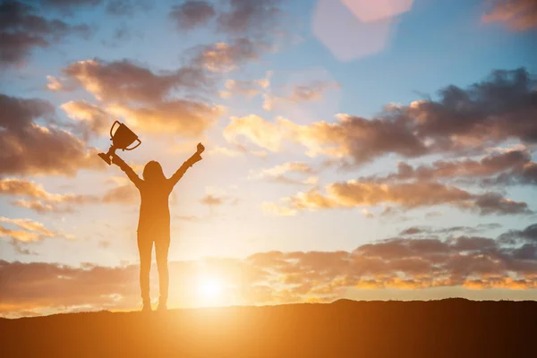 Gelukkig vieren winnende succes vrouw bij zonsondergang. Silhouet van — Stockfoto