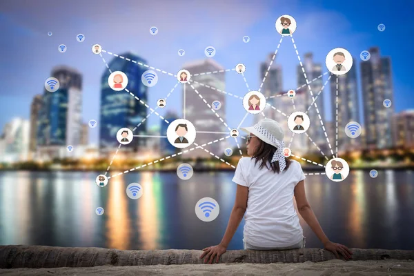 İnsanlar ve mu ile şehir parkı Nehri yakınında oturan kadın