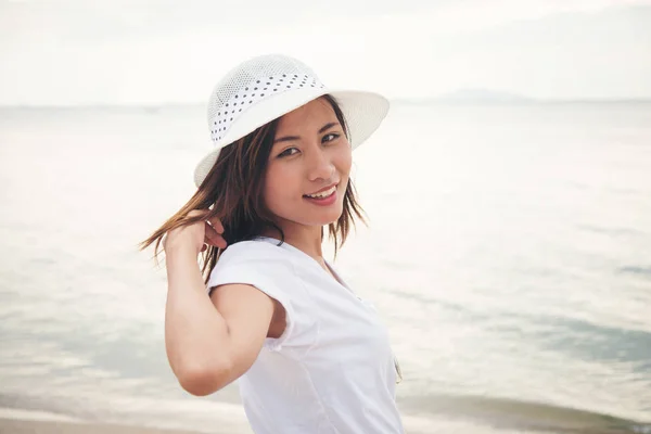 Mooie vrouw in vakantie op zee permanent op het strand. Bevrijd — Stockfoto