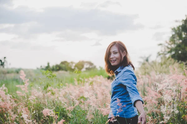 Hipster jonge vrouw leidende reiziger in het veld. — Stockfoto