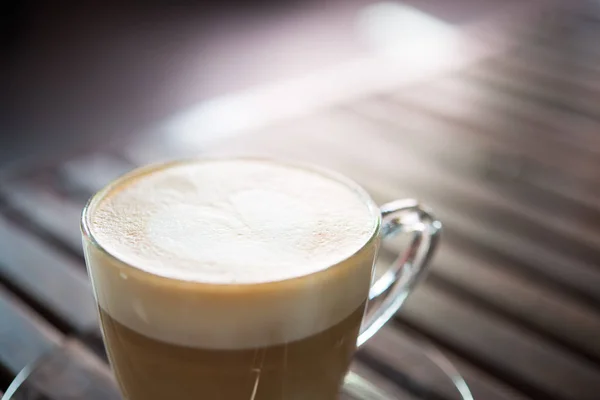 Primer plano de la taza de capuchino con patrón de leche en forma de corazón en caf —  Fotos de Stock