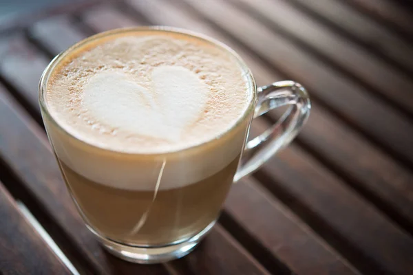 Close up of cappuccino cup with heart shaped milk pattern at caf — Stock Photo, Image