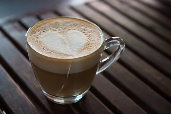 Primer plano de la taza de capuchino con patrón de leche en forma de corazón en caf —  Fotos de Stock