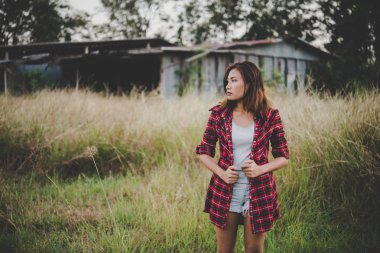 Yaz alanında, özgürlük e yürüyen genç güzel kadın