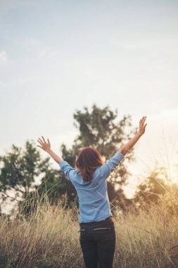 Güzel kadın hipster kolunu buket ile havadaki yetiştirme 