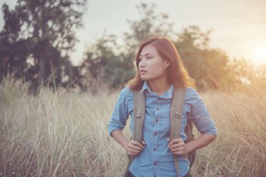 Vintage fotoğraf güzel genç hipster kadının backpa ile
