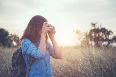 Genç hipster kadın backpacker vintage fotoğraf makinesi konumu f olan
