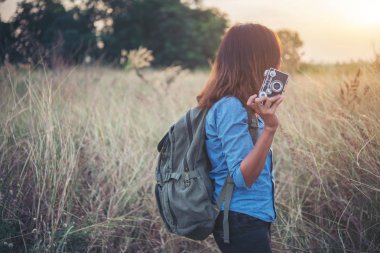 Genç hipster kadın backpacker vintage fotoğraf makinesi konumu f olan