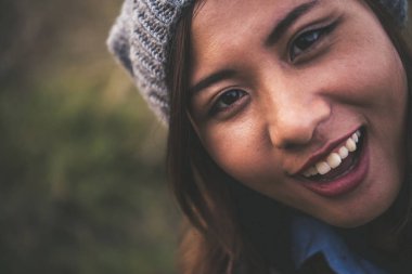 Günbatımı güzel genç gülümsemek kadın portresi. Vintage filte