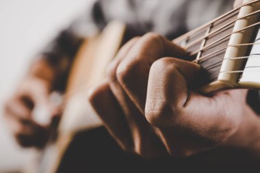 Gitar çalmak adam kontrolden yakın çekim. 