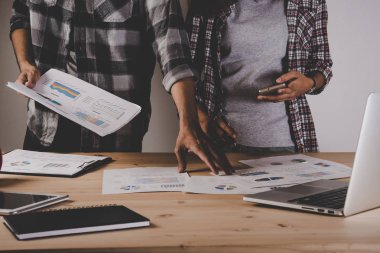 İş adamları iş belge Durin'in ile çalışma yakın çekim