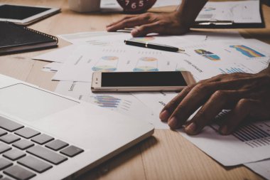 İş adamı el iş stratejisi dia ile çalışma yakın çekim