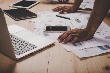 İş adamı el iş stratejisi dia ile çalışma yakın çekim