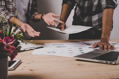 İş adamları iş belge Durin'in ile çalışma yakın çekim