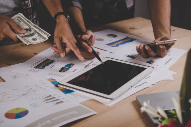 İş adamları iş belge Durin'in ile çalışma yakın çekim