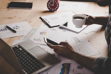 Oturma ve çalışma alanı'nda, cep telefonuyla genç işadamı