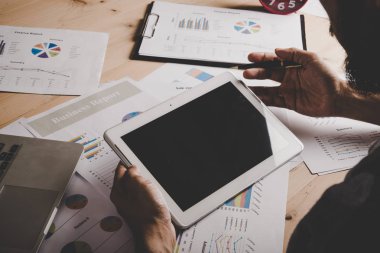 boş ekran dijital tablet ve laptop çalışma iş adamı 