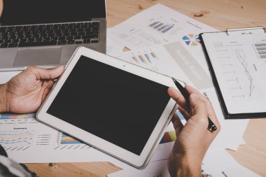 boş ekran dijital tablet ve laptop çalışma iş adamı 
