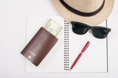 Pasaportlar, şapka, kamera, gözlük, kalem bir kağıt kat tr için hazır