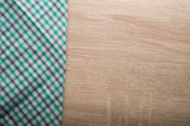 Damalı yeşil peçete ahşap arka plan üzerinde.
