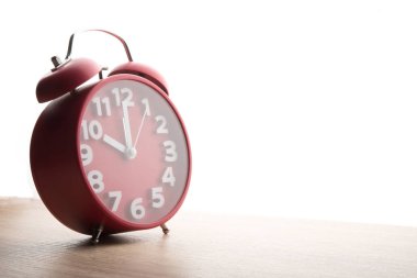 Beyaz arka plan üzerinde izole kırmızı çalar saat. İş zaman konsantrasyon