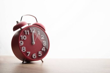 Beyaz arka plan üzerinde izole kırmızı çalar saat. İş zaman konsantrasyon