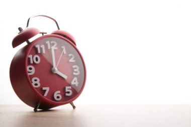 Beyaz arka plan üzerinde izole kırmızı çalar saat. İş zaman konsantrasyon