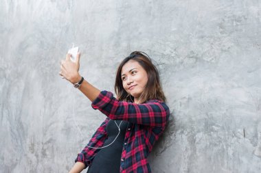 Genç güzellik hippi kız olun selfie açık portre üzerinde tuğla 