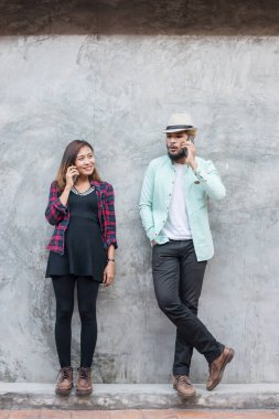 Tuğla duvar, vintage, grunge backgrou üzerinde konuşmak için mobil çift