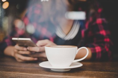 Hareket eden telefon, mesaj s kullanarak kafede hipster kadın eli
