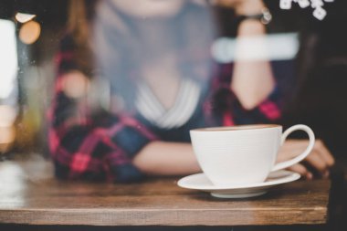 Hareket eden telefon, mesaj s kullanarak kafede hipster kadın eli