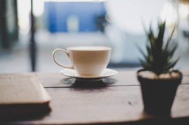 Küçük yeşil kaktüs bitki üzerinde kahve masada ile sıcak taze kahve