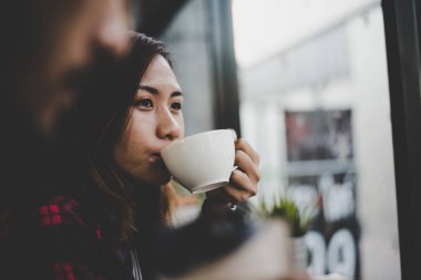 Hipster çift kapalı kafeterya kahve içme otururken tatil