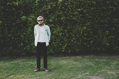 Yakışıklı genç hipster adam uzak g karşı dururken bakan