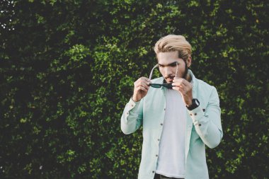 Yakışıklı genç hipster adam uzak g karşı dururken bakan