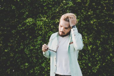 Yakışıklı genç hipster adam uzak g karşı dururken bakan