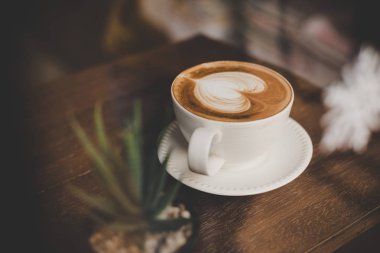 Vintage sıcak kahve latte sanat kalbinde tonunu şekil Kupası olarak ta