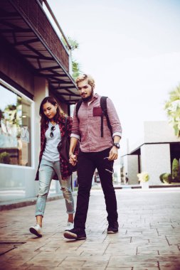 Kentsel sokakta yürürken hipster çift portresi. Çift e